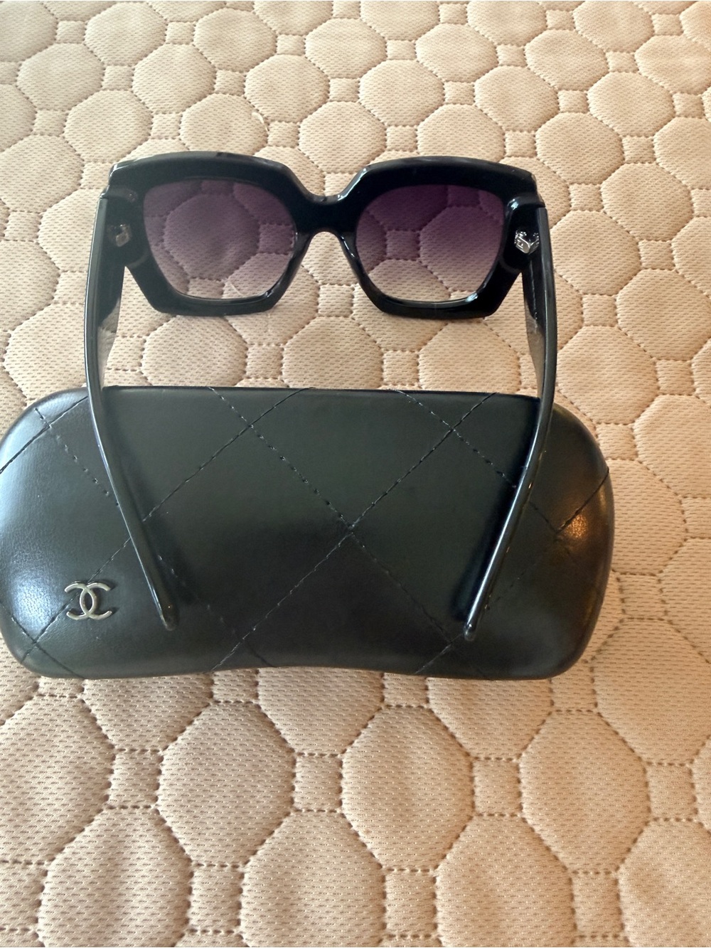 CHANEL GUC Two-Tone
Oversized Square Sunnies
White/Black signature C
*Call outs - Picture 6 of 10